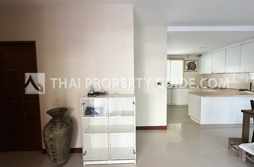 House with Shared Pool in Srinakarin 